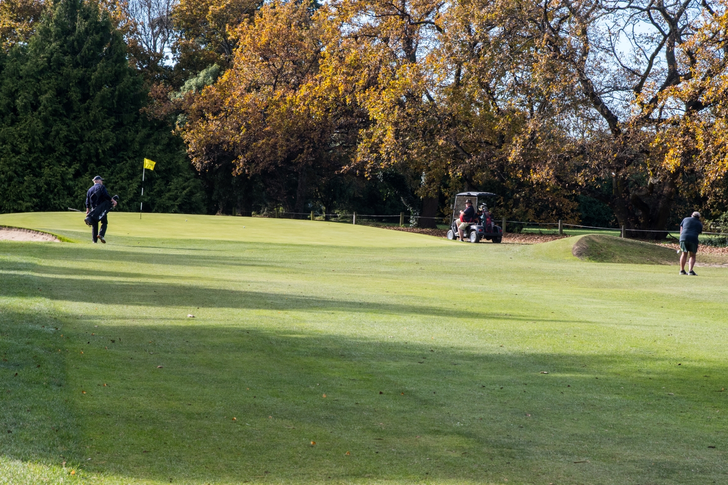 Green #2 & #11 - Slight dogleg right. OB on the right. Avoid the gum tree.